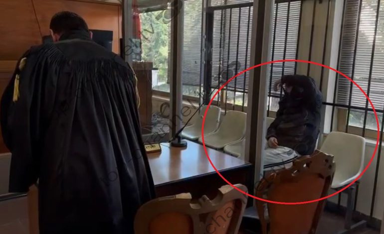 Video/ U martua me 14-vjeçaren dhe tha se nuk dinte moshën, 34-vjeçari mbulon kokën me xhup gjatë gjyqit