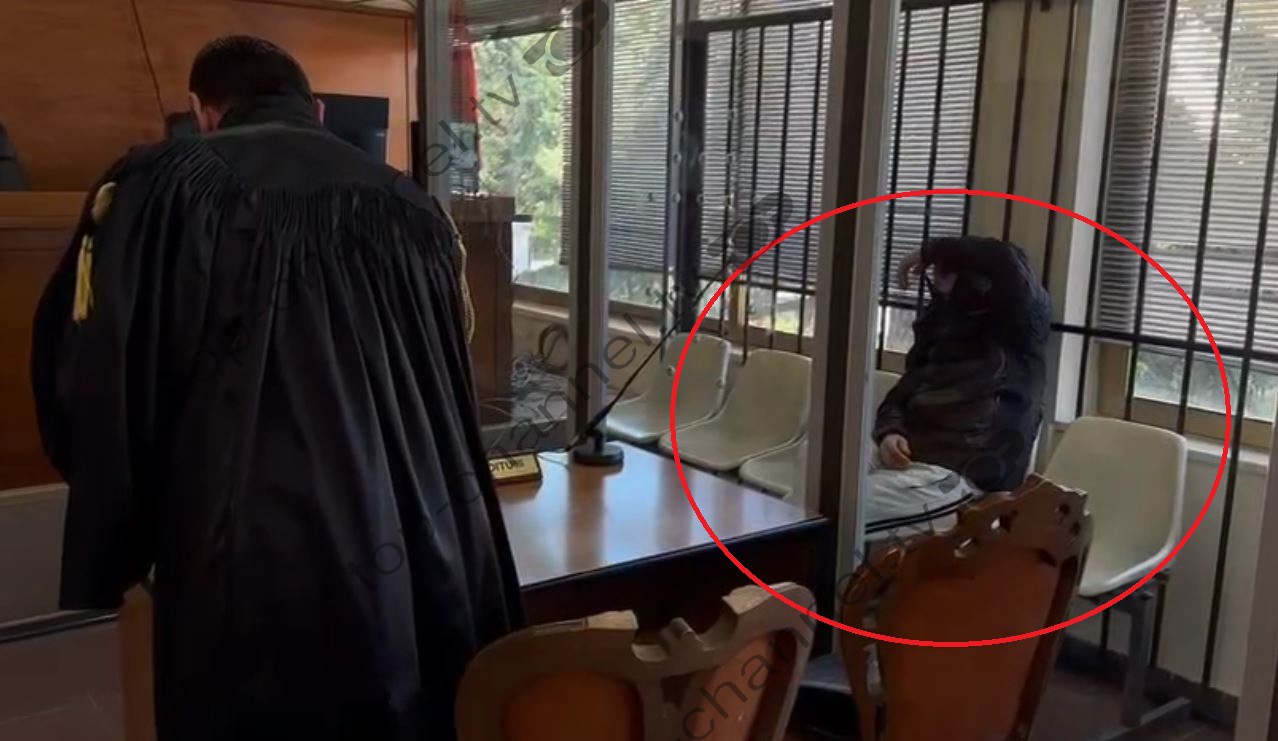 Video/ U martua me 14-vjeçaren dhe tha se nuk dinte moshën, 34-vjeçari mbulon kokën me xhup gjatë gjyqit