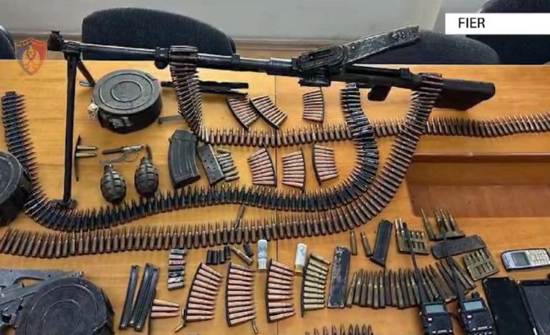 Mitraloz, bomba dhe municion, sekuestrohet një arsenal armësh në Fier! Në pranga 30-vjeçari 