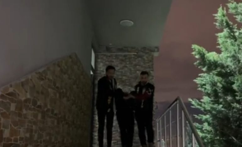 Plagosi disa persona, merr fund arratia e autorit të sulmit në Turqi/ Me pranga dhe kokën ulur, momenti i arrestimit