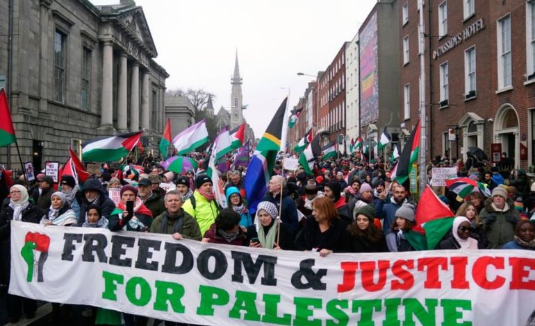 Mijëra protestues marshojnë në Dublin, brohorasin: Palestinë e lirë!