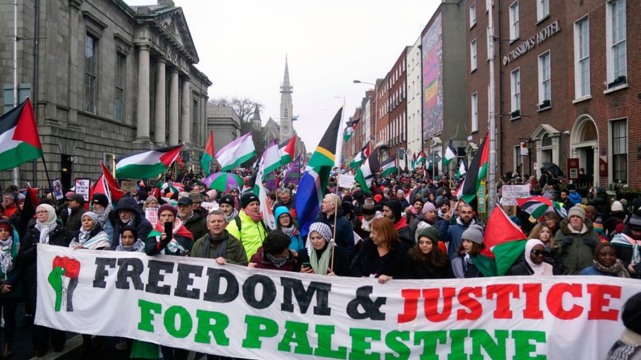 Mijëra protestues marshojnë në Dublin, brohorasin: Palestinë e lirë!