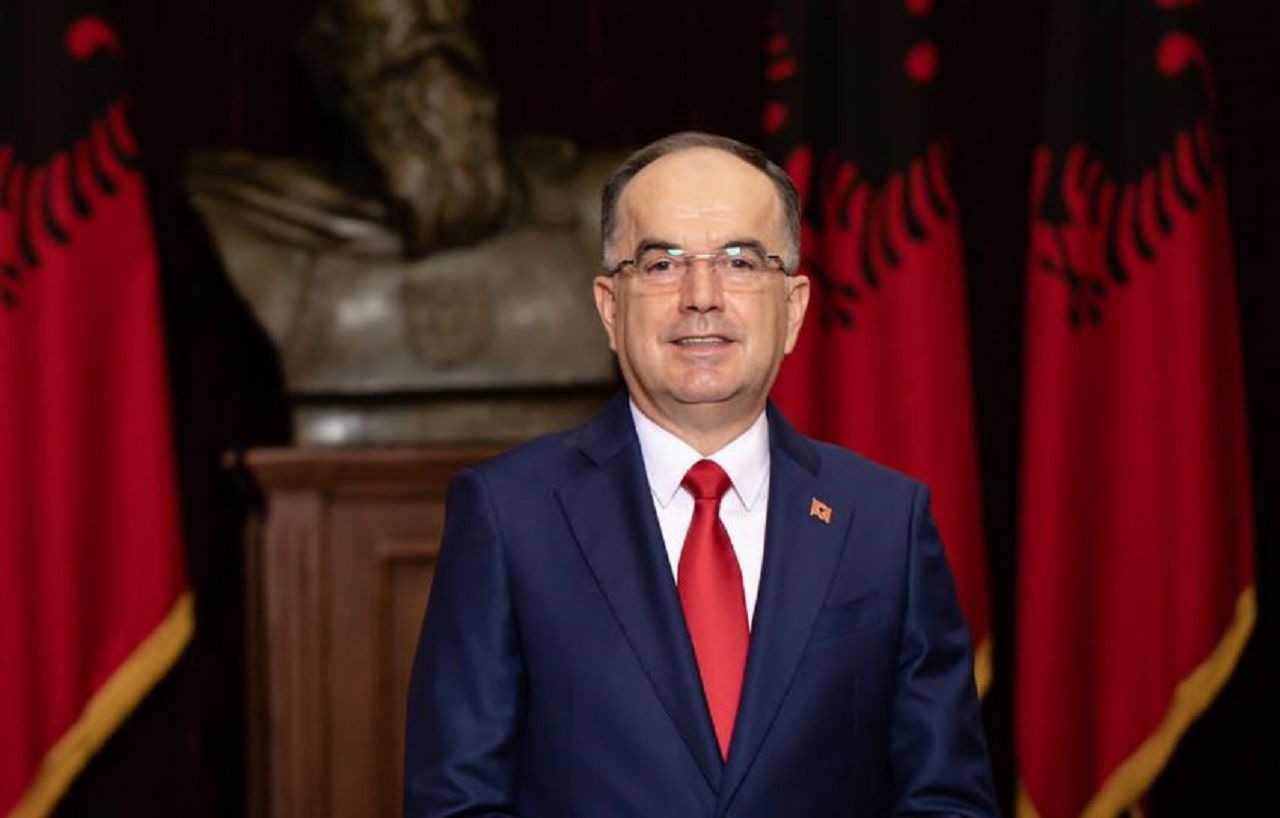 Emrat! Presidenti Begaj dekreton dhënien e gradave madhore në Forcat e Armatosura