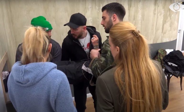 Banorët planifikojnë të arratisen nga kazerma, Roza “shpëtimi” i tyre/ Meri: Do të na fusni në telashe, nuk largohesh dot me drita ndezur