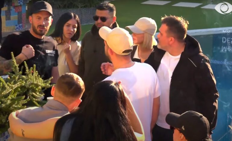 “E përdore fenë”/ Prishja e lojës shkakton debat të ashpër mes banorëve: Pa sedër dhe karakter