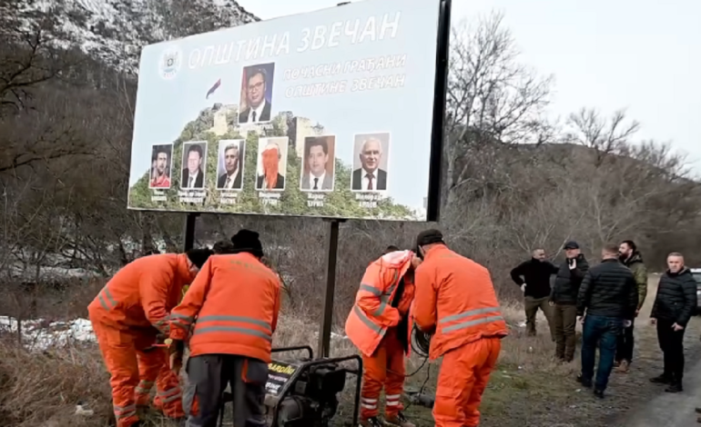 Hiqen posterat me fotografitë e Vuçiç dhe Putin në Zveçan, Sveçla: Imazhe të diktatorëve janë të papranueshme në Kosovë