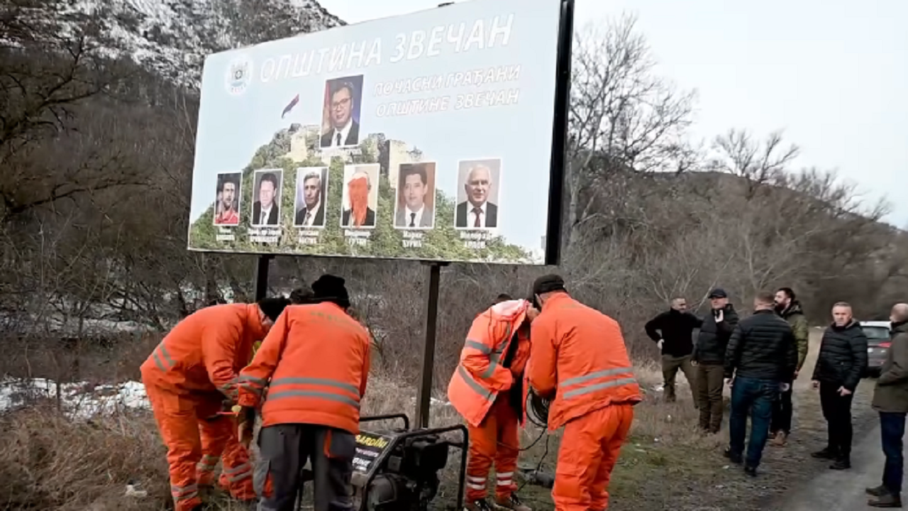 Hiqen posterat me fotografitë e Vuçiç dhe Putin në Zveçan, Sveçla: Imazhe të diktatorëve janë të papranueshme në Kosovë