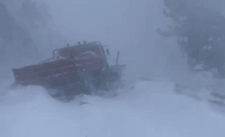 Videolajm/ Fushë Arrëzi në gjendje të jashtëzakonshme! Banorët të bllokuar në mes të borës 
 20/01/2024 16:14