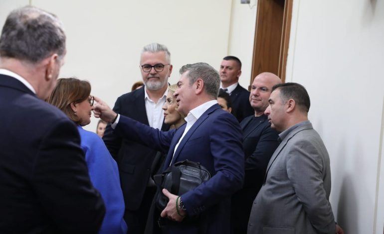 Fotot/ Përplasja te Komisioni i Reformës, Bardhi i rrethuar nga socialistët, Gjylameti i vjen në ndihmë Gjiknurit