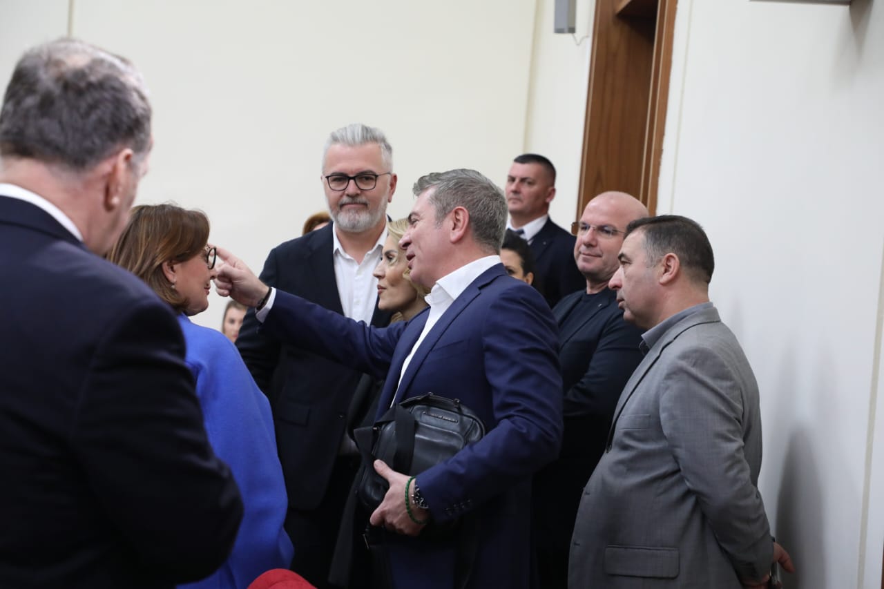 Fotot/ Përplasja te Komisioni i Reformës, Bardhi i rrethuar nga socialistët, Gjylameti i vjen në ndihmë Gjiknurit