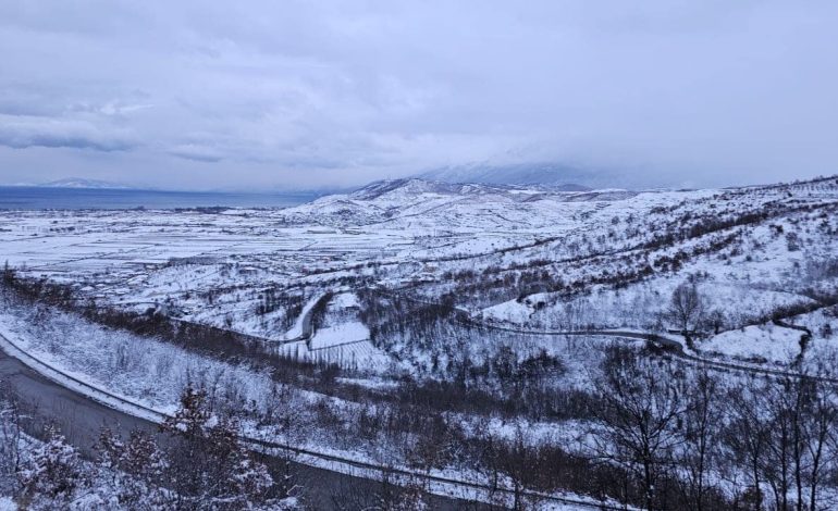 Situata në vend, reshjet e dëborës ulen në veri, por rriten në juglindje/ ARRSH: Drejtuesit e mjeteve të pajisen me goma dimërore dhe zinxhirë