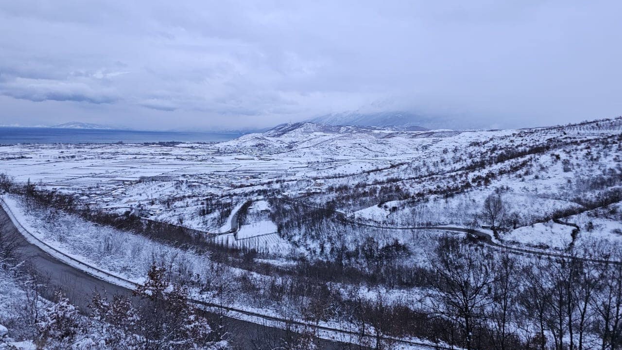 Situata në vend, reshjet e dëborës ulen në veri, por rriten në juglindje/ ARRSH: Drejtuesit e mjeteve të pajisen me goma dimërore dhe zinxhirë