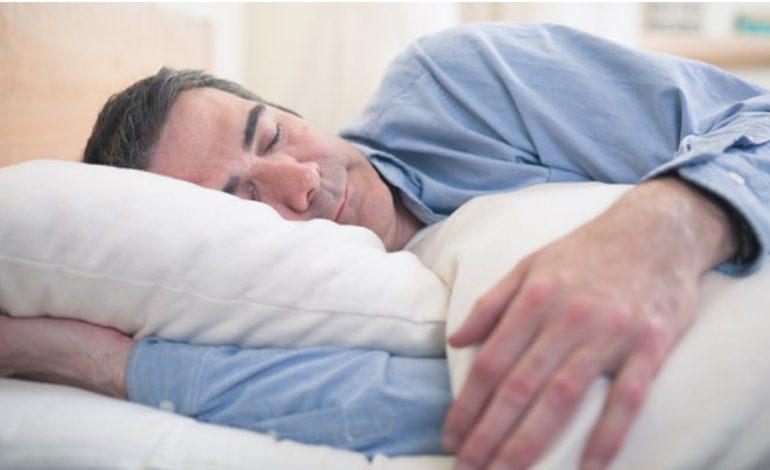 Gjumi i Pasdites Ndihmon Shëndetin e Trurit – Çfarë Duhet të Dini