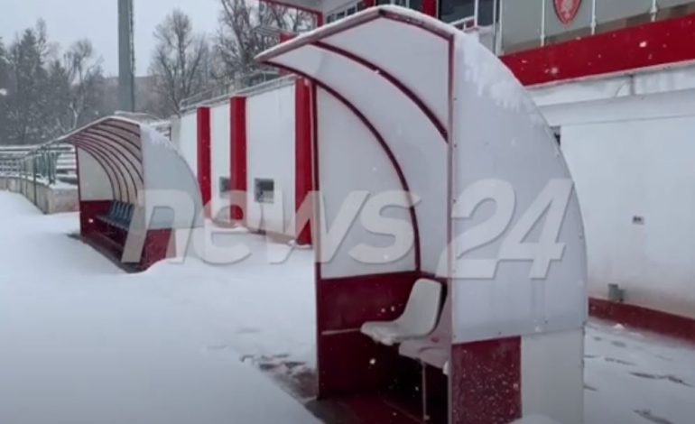 “Zbardhet” Skënderbeu, kushtet atmosferike shtyjnë sfidën e Superligës, shihni pamjet (VIDEO)