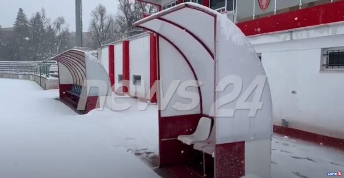 “Zbardhet” Skënderbeu, kushtet atmosferike shtyjnë sfidën e Superligës, shihni pamjet (VIDEO)