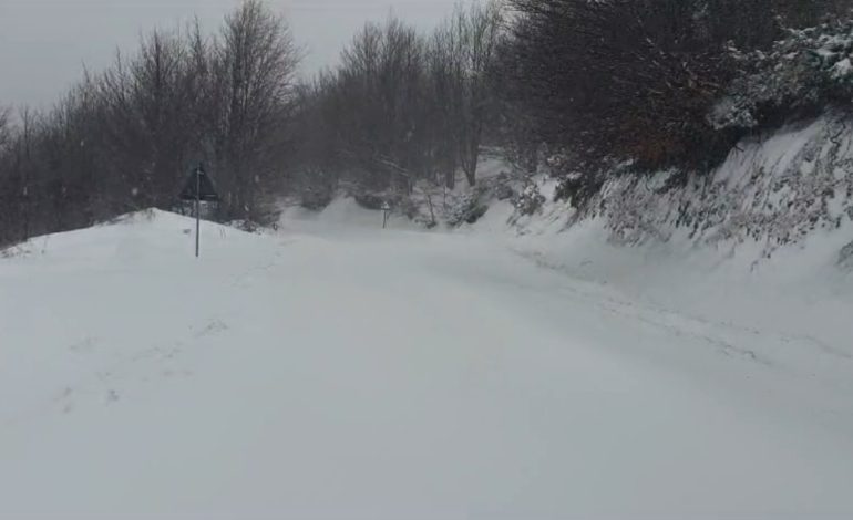 Termometri shënon -12 gradë C në juglindje të vendit, dëbora arrin deri në 50 cm në Voskopojë dhe Dardhë