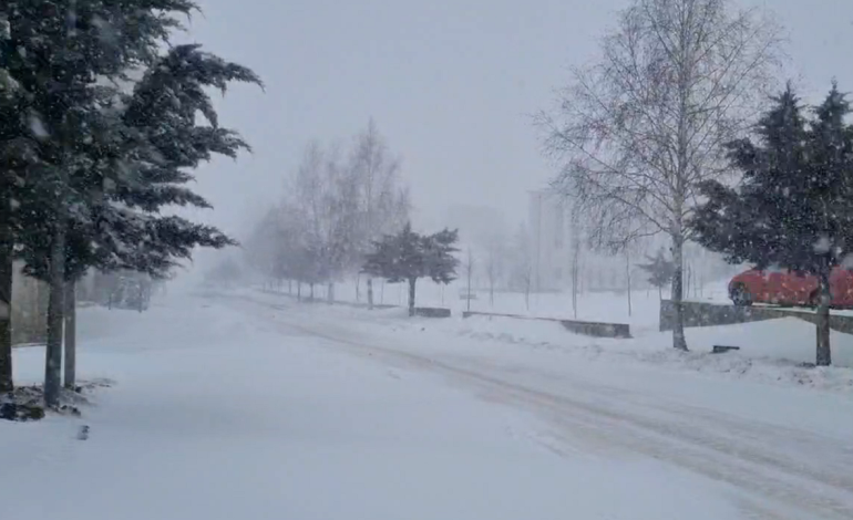 Trashësia e dëborës deri në 45 cm! Izolohen fshatrat e Bulqizës dhe Matit, banorët pa energji elektrike