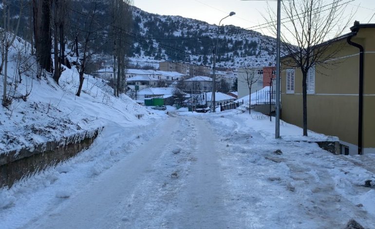 Ngricat “pushtojnë” Bulqizën, banorëve u rrezikohet jeta nga rrëshqitja në akull