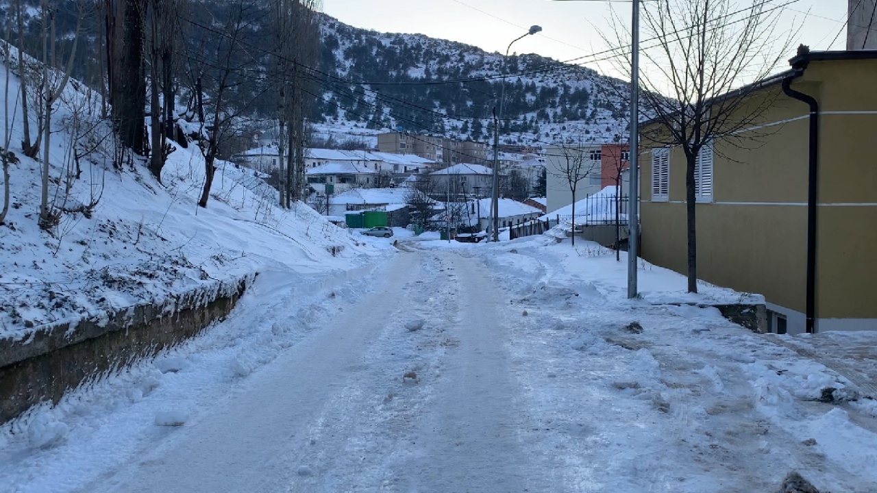 Ngricat “pushtojnë” Bulqizën, banorëve u rrezikohet jeta nga rrëshqitja në akull