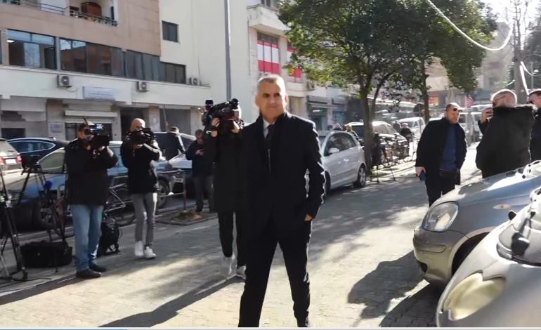 LAJM I FUNDIT/ Po hynte në gjyqin ndaj Fredi Belerit, goditet me vezë Vangjel Dule 
 24/01/2024 11:09