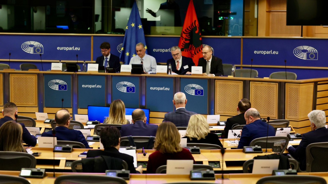 PE miraton rezolutën për Shqipërinë, çështja Beleri “mban peng” integrimin. Eurodeputeti grek përplaset me ministrin Hasani