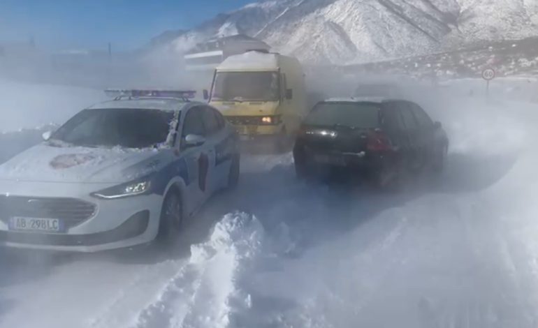 Dëborë dhe ngrica në disa akse të qarkut të Dibrës/ Disa fshatra të bllokuara, era e fortë pengon qarkullimin e makinave
