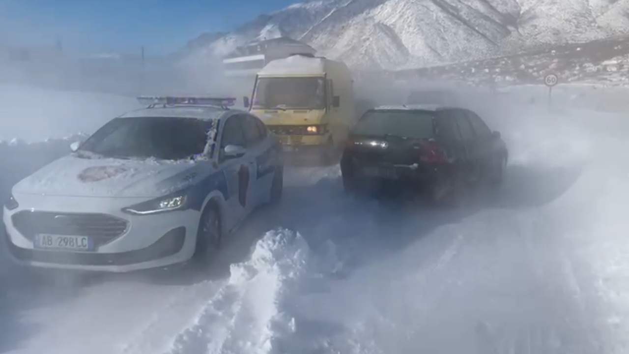 Dëborë dhe ngrica në disa akse të qarkut të Dibrës/ Disa fshatra të bllokuara, era e fortë pengon qarkullimin e makinave