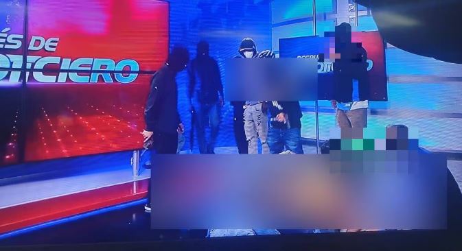 Video/ Armë dhe maska, merret peng studioja televizive në Ekuador