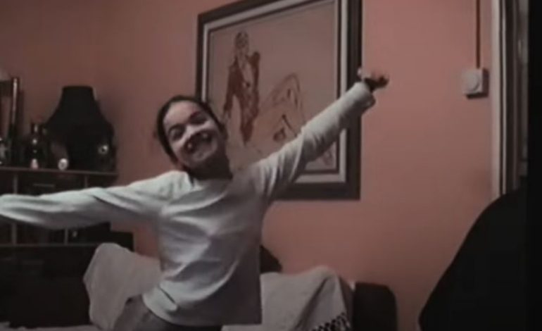 Ishte një vjeç kur u largua nga Kosova, Rita Ora publikon këngën e re me filmime nga fëmijëria e saj, dhuratë për 60-vjetorin e së ëmës