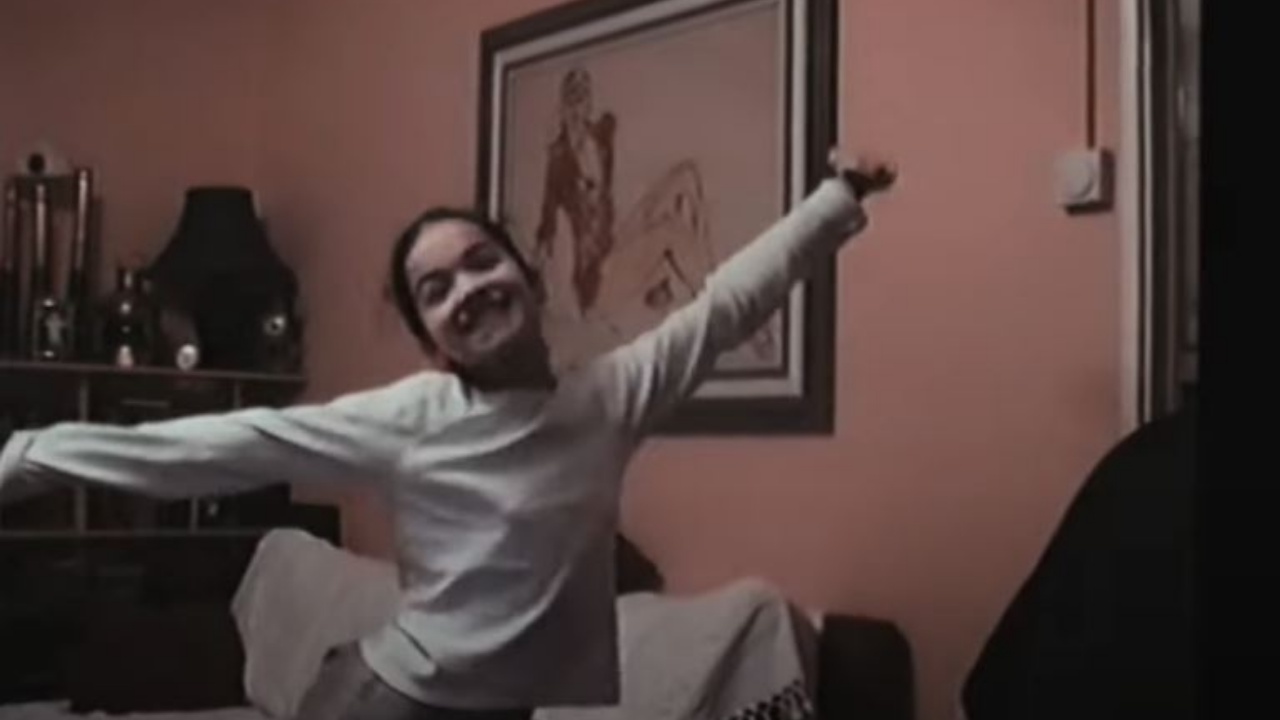 Ishte një vjeç kur u largua nga Kosova, Rita Ora publikon këngën e re me filmime nga fëmijëria e saj, dhuratë për 60-vjetorin e së ëmës