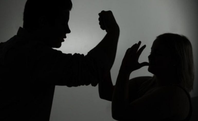 Dhunë ndaj bashkëshorteve, arrestohen dy persona, dy të tjerë nën hetim