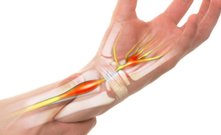 Çfarë Tregon Mpirja e Duarve Gjatë Gjumit për Shëndetin Tuaj