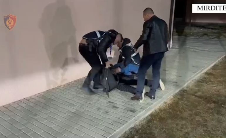 Parandalohet ngjarja e rëndë kriminale në Rrëshen, kapet një 28-vjeçar me dy mina në çantë