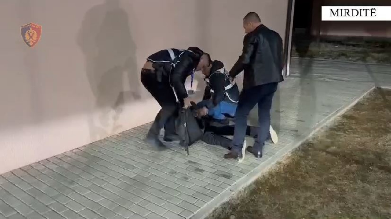 Parandalohet ngjarja e rëndë kriminale në Rrëshen, kapet një 28-vjeçar me dy mina në çantë