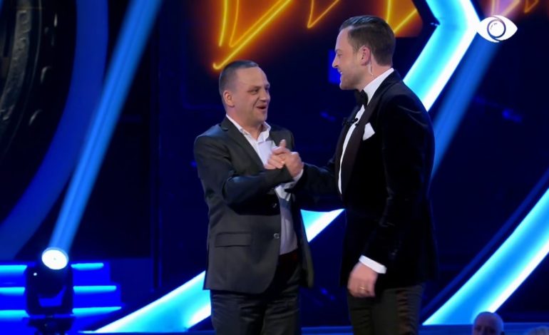 “Ori, më shaj, thuaj çfarë të duash“, gazetari i kronikës së zezë, banori më i ri i Big Brother VIP