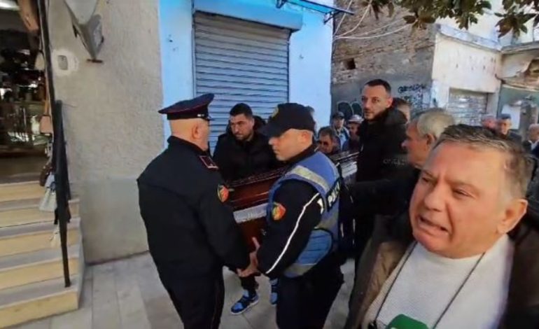 “Vendimi i gjykatës s’ishte i drejtë”, dëshmitë e komshinjve për policin që u vetëvra në Durrës: Ishte njeri i…