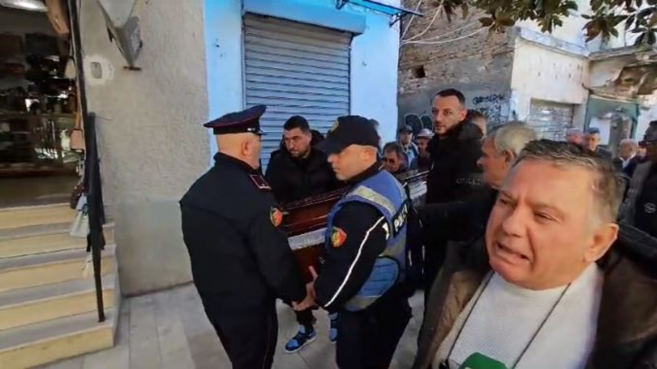 “Vendimi i gjykatës s’ishte i drejtë”, dëshmitë e komshinjve për policin që u vetëvra në Durrës: Ishte njeri i…