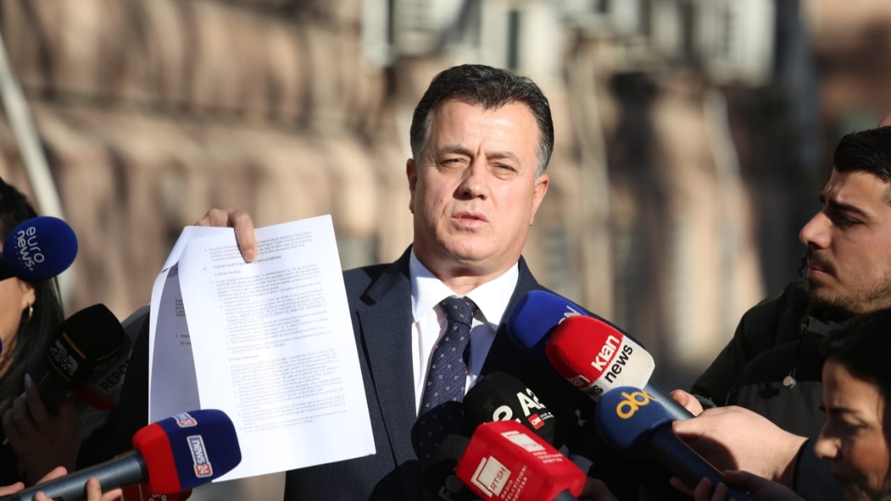 Përfundon mbledhja e deputetëve të opozitës në Kryesi, Noka: Diskutuam si të intensifikojmë aksionin, s’kemi asnjë zë kundër!