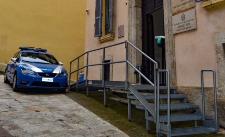 Si nëpër filma/ Policia italiane shkatërron grupin kriminal! Në pranga dy shqiptarë, njëri prej tyre tentoi të arratisej nga tarraca, kokaina e fshehur në…