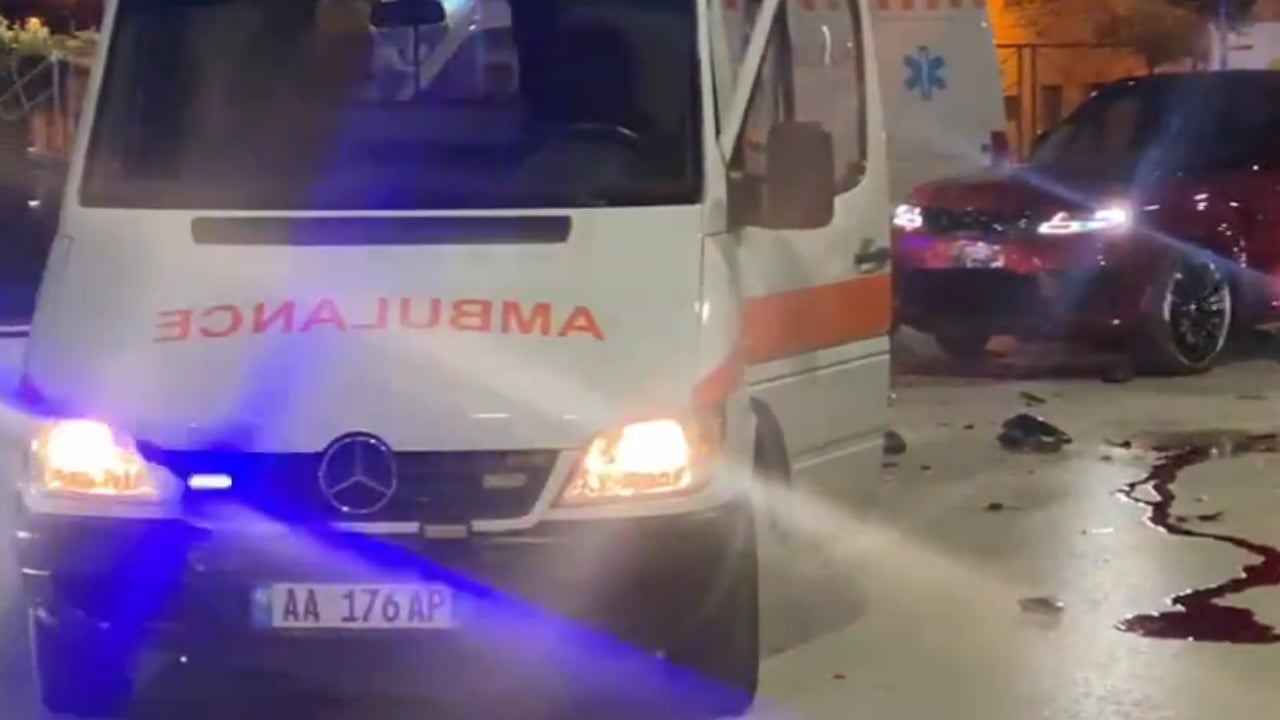 LAJM I FUNDIT! Aksident në Fier/ Motori përplaset me makinën, plagoset drejtuesi (Pamje të rënda)