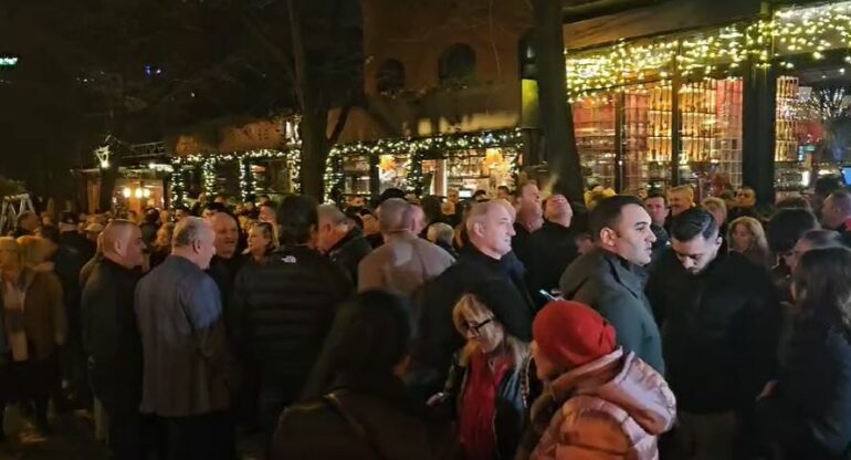 Shtëpia e Berishës rrethohet sërish nga mbështetësit, mes tyre dhe e bija Argita