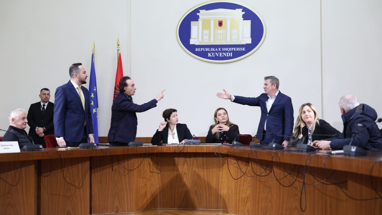 Sekretariati i Etikës përjashton me 20 ditë deputetin Salianji, 18 deputetë të tjerë të opozitës jashtë Kuvendit për 10 ditë