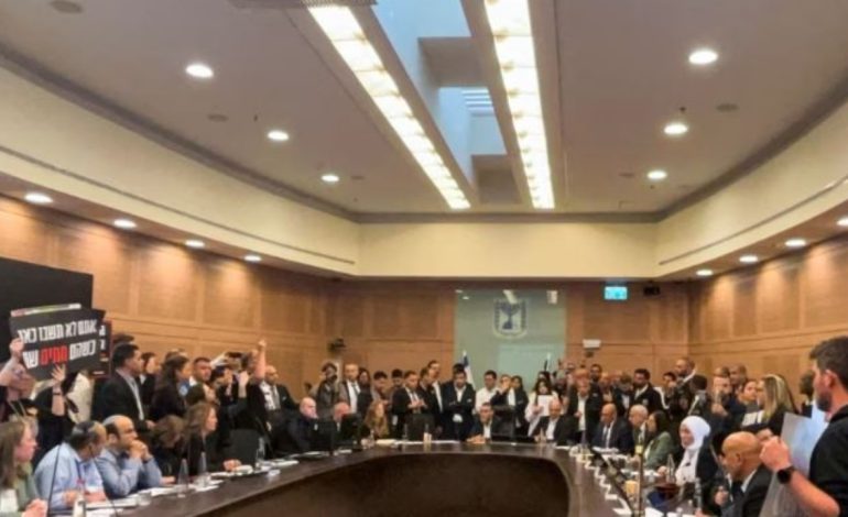 Familjarët e pengjeve të Hamasit hyjnë me forcë në parlamentin izraelit