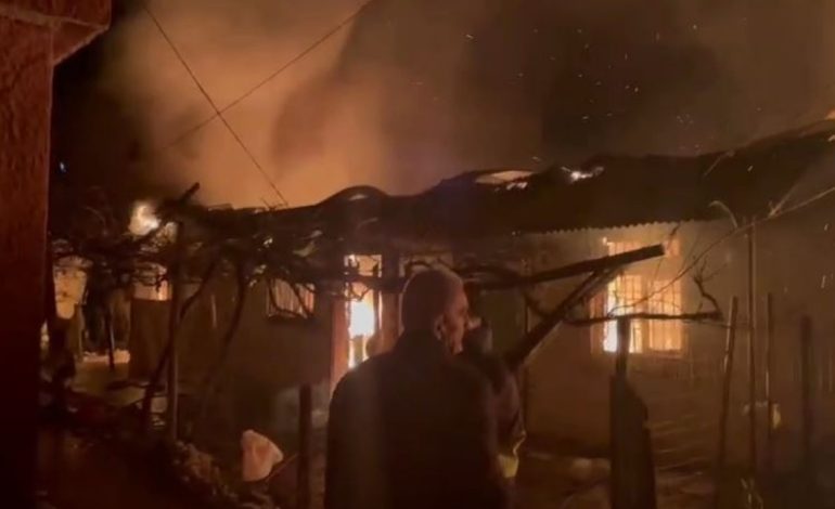 Zjarri shkrumboi pesë shtëpi në Burrel, Drejtori i Emergjencave: Shkak mund të jetë bërë i ftohti, ishin të palegalizuara