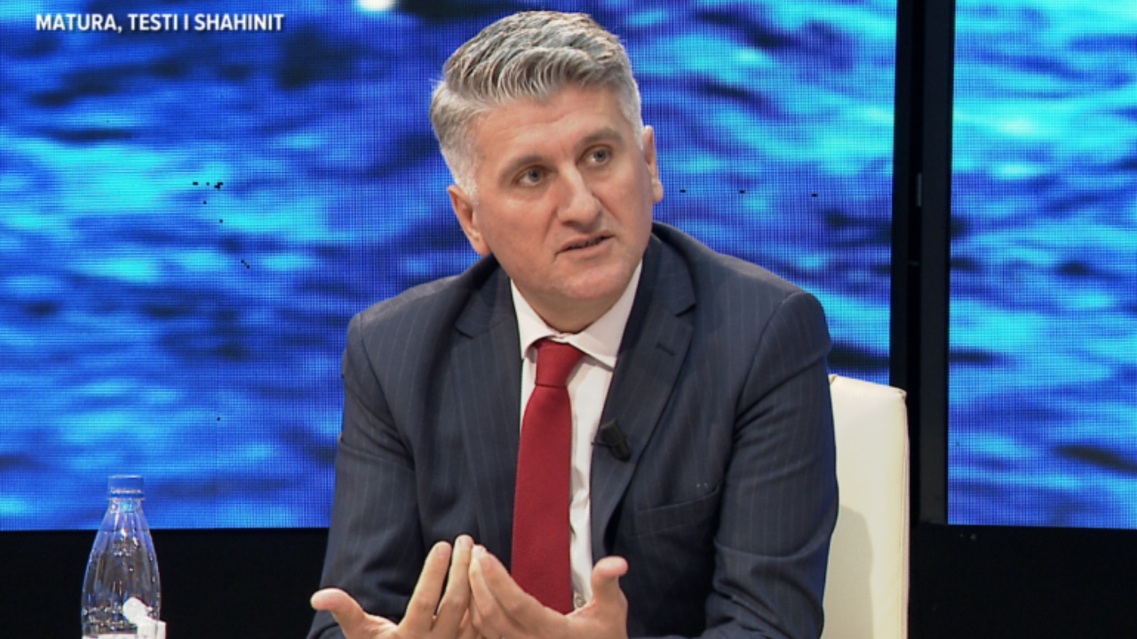 “Na argëtoi qerratai”/ Gjekmarkaj ironizon keq Bashën: E kërkonim te njerëzit e humbur dhe ja… Të gjallët i vdiq, të vdekurit i ktheu përmbys