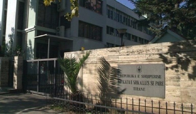 Qytetari vdiq pasi pyeti datën e seancës/ Reagon Gjykata: Miratuam kërkesën e të pandehurit për t’u mbrojtur pa avokat, për t’i dhënë mundësi…