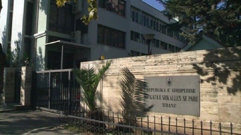 Qytetari vdiq pasi pyeti datën e seancës/ Reagon Gjykata: Miratuam kërkesën e të pandehurit për t’u mbrojtur pa avokat, për t’i dhënë mundësi…
