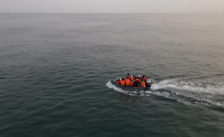 Me gomone në Angli/ Azilantëve të La Manshit u është lejuar e drejta e punës