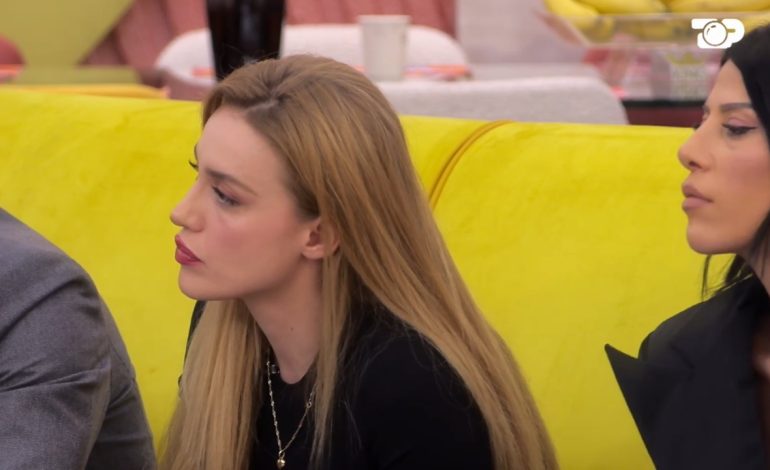 “Të shkon më shumë të buzëqeshësh, se sa të hapësh gojën”, Roza i kthehet keq Heidit