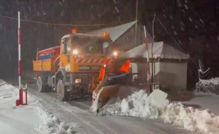 Erërat e forta dhe reshjet e borës bllokojnë veriun! Automjetet vështirësi në lëvizje, duhet të përdorin zinxhirë